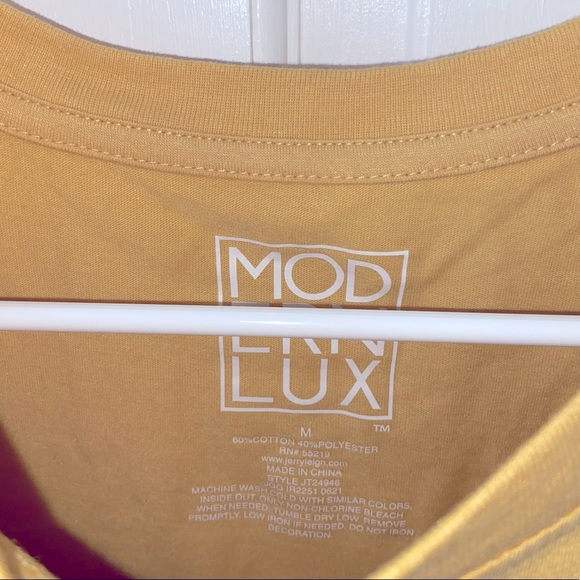 NWT. Dog Mom Short Sleeve Graphic T-Shirt. Medium. - Picture 5 of 6